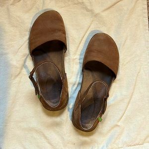 El Naturalista Wakataua Womens EU 38 Tan/Camel Suede Closed Toe Slingback Flats